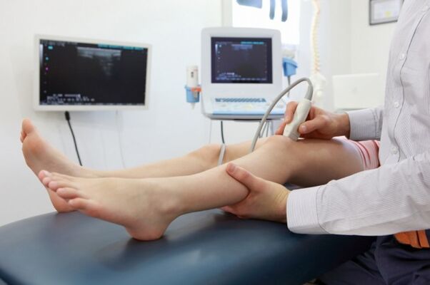 преглед на краката преди операция за разширени вени
